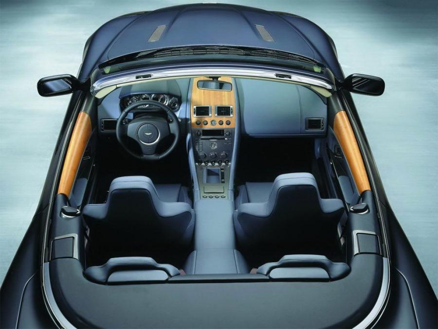 Интерьер Aston Martin DB9 Volante 2004 года  (WW) (фото 10 из 23)